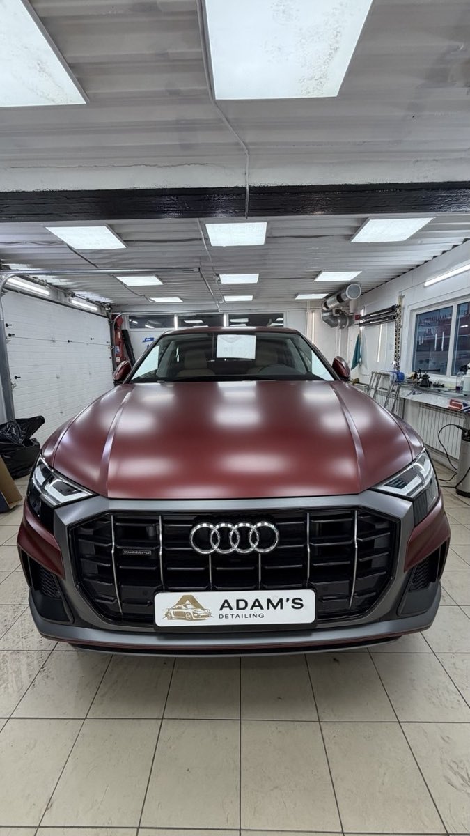 Audi Q8 в матовой плёнке бордового цвета, вид спереди