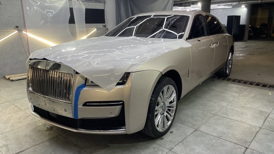 Rolls-Royce Ghost в процессе оклейки передней части кузова защитной плёнкой